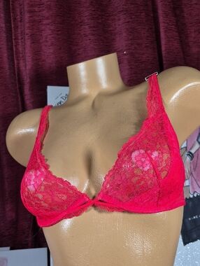 VICTORIA'S SECRET Red Lace Bra  32 D NWT 2192